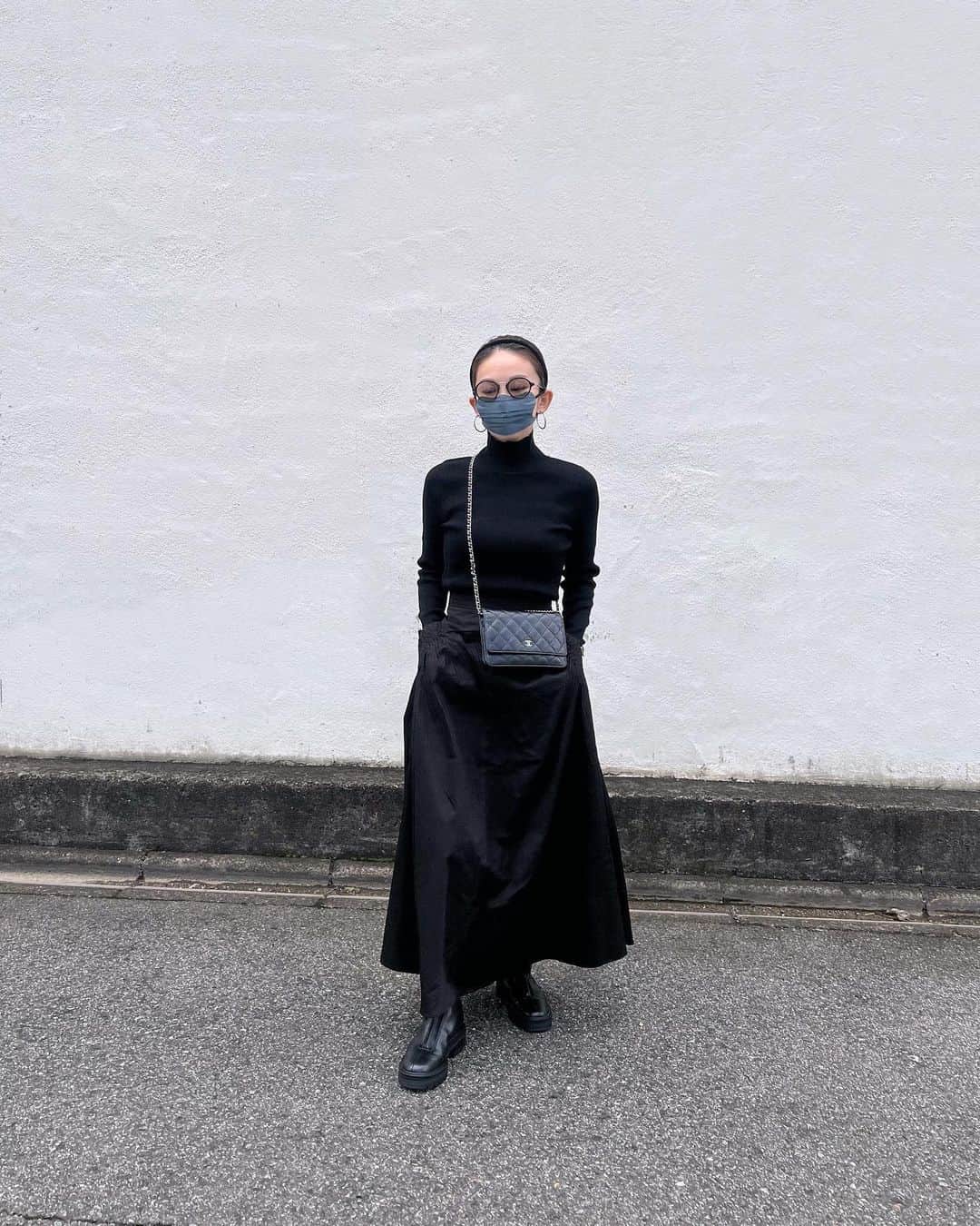 muua777のインスタグラム：「. ⁡ 秋服🍂 ⁡ 毎年必ず着るタートルのニット 今年は指穴袖のタイプにアップデート⤴️ ⁡ ベーシックなアイテムだけど この一癖で洒落感が全然違う😊 ⁡ ⁡ #フィンガーホールタートルリブニット @titivatejp  ⁡」