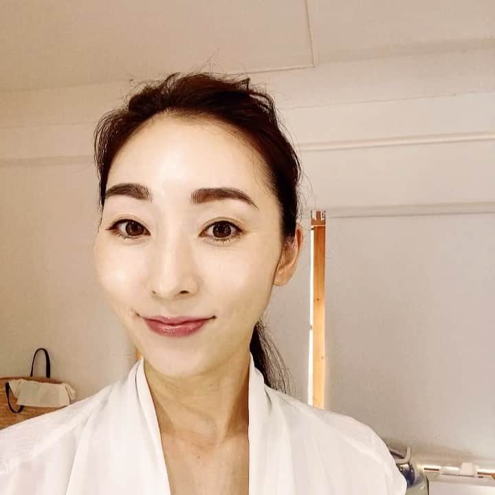 殿柿佳奈のインスタグラム：「今日も大好きな方々と✨  ありがとうございます🙏🌹  HM辻本さんの艶玉メイク😊 @tsujimoto_shunsuke   #艶玉#美白#美肌#beauty#skincare #makeup」