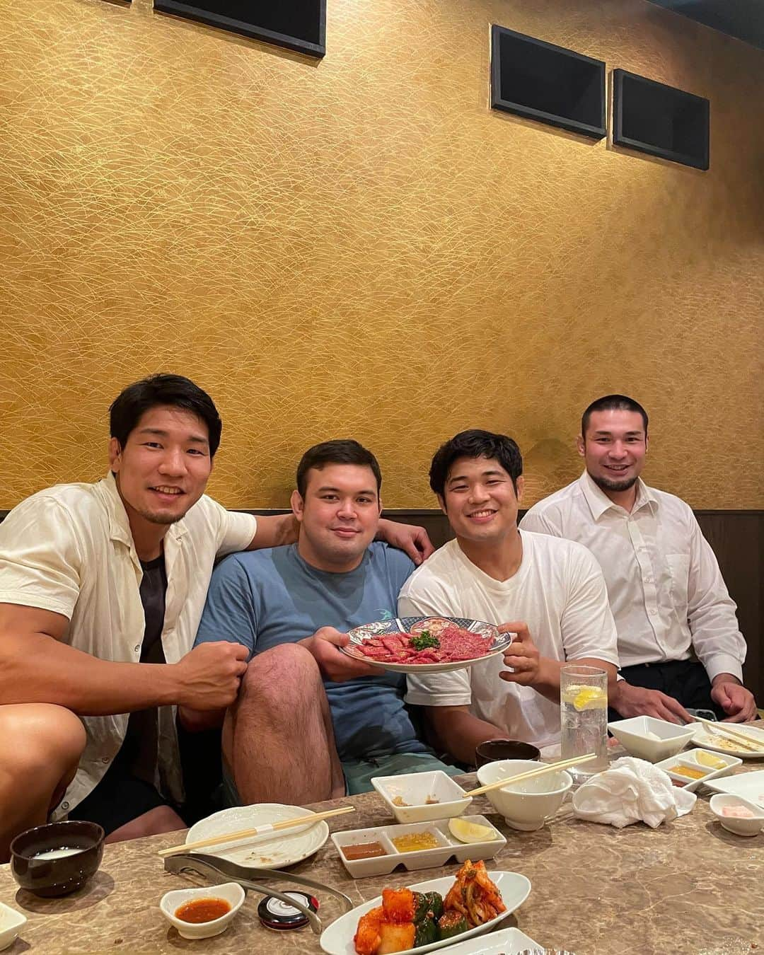 ウルフ・アロンさんのインスタグラム写真 - (ウルフ・アロンInstagram)「先日行った焼肉屋さん🥩お肉の種類が豊富でクオリティも高く大満足でした😆特に牛タンが美味しかった✨ご馳走様でした！  #焼肉光圀  #yakinikumitsukuni  #六本木 #偉大な先輩たちと」9月6日 17時55分 - aaron_wolf0225