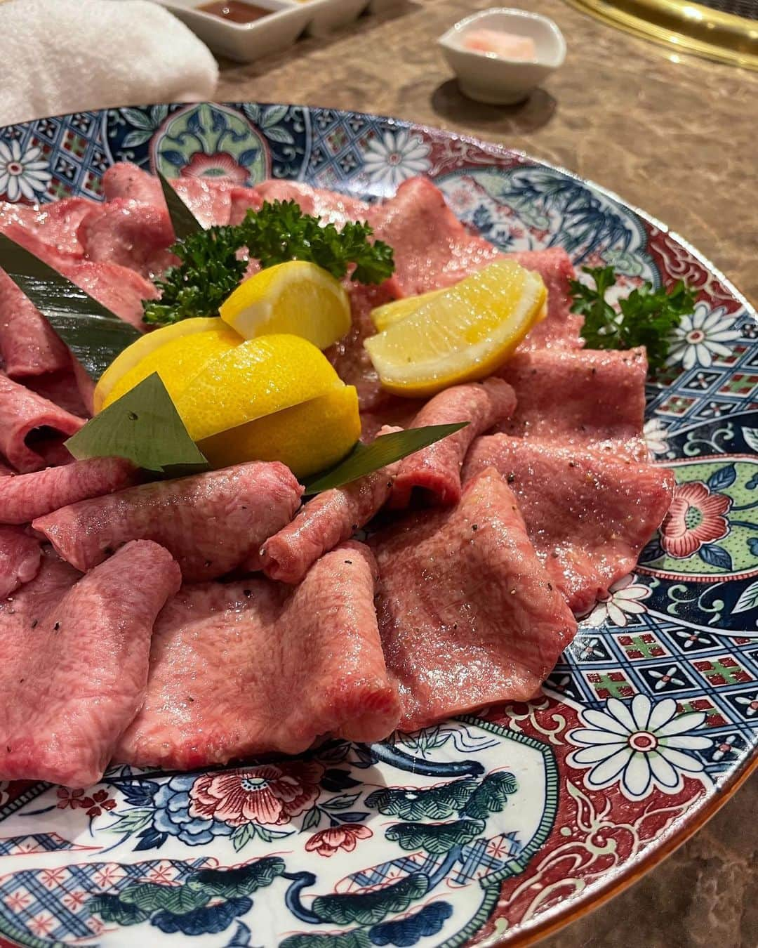 ウルフ・アロンのインスタグラム：「先日行った焼肉屋さん🥩お肉の種類が豊富でクオリティも高く大満足でした😆特に牛タンが美味しかった✨ご馳走様でした！  #焼肉光圀  #yakinikumitsukuni  #六本木 #偉大な先輩たちと」