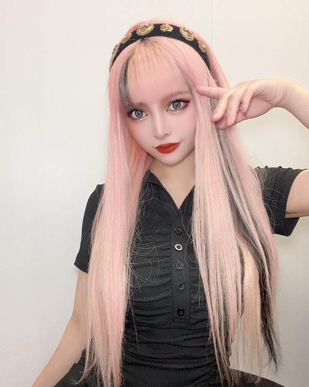 のインスタグラム：「カットクリース系のヨルさん風メイクしてみた🫠  キリッとしたメイクでまじで別人😂 毎回メイクで顔変わるから会うたび友達たちにびっくりされる🤣  んでもって昨日メンテで髪の毛ピンク足してもらいに行ってきたよん🥰🥰  やっぱピンク可愛すぎて派手髪テンション上がるうう👼👼👼  このカラコンも海外のやつなんだけど最近の青コンよりナチュラルめでフチ太めのちゅるん系です🧝‍♀️  #make #pink #青コン #派手髪 #美容 #ギャル」