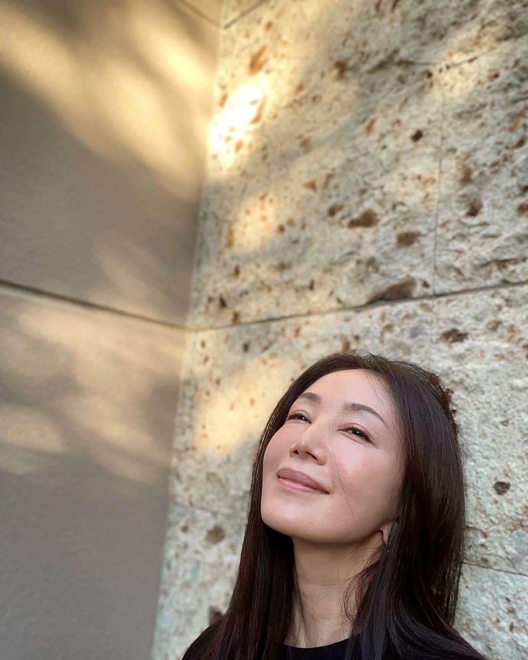 坂村かおるのインスタグラム：「・ 9月だと言うのに‥ 厳しい残暑ですね💦 ・ 夕暮れはもう秋を思わせるのに‥ ・ 夏バテは秋になるとドッと出ると聞きます💦 ・ どうぞ皆さん、ご自愛ください。 ・ ・  いつも「いいね！」を頂きありがとうございます。 皆さんのコメントに元気を貰っています😊  #クィーンオブ美魔女 #team美魔女 #美ST #坂村かおる #トータルビューティーアドバイザー #美しく老いる #バランス #美容 #コスメ #ファッション #今日のコーデ #トータルバランス #お洒落な人と繋がりたい #コスメ好きな人と繋がりたい #美意識高い人と繋がりたい #美魔女 #美魔女が変わる #アップデートしてる人と繋がりたい #自分らしくアップデート # #」