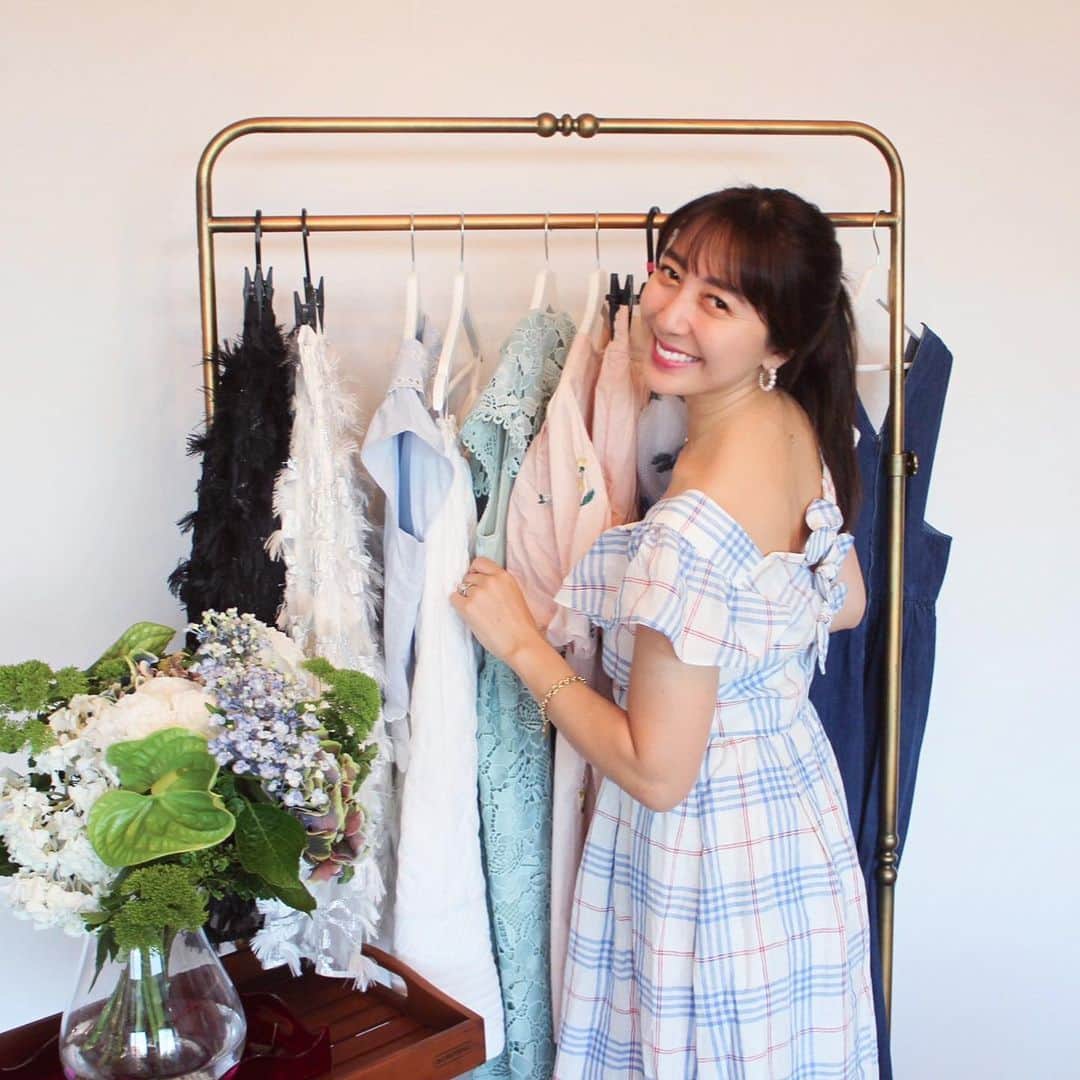 のインスタグラム：「@chesty_official の新しい会報誌 今回は新作のご紹介やまりなとの対談 Hello kittyとのコラボのアイテムなど どのページも見応えたっぷり❤️ 私自身も思い入れの深い号になりました🥰 17年間携わったChesty 卒業してから今もこんな風にChestyの一部として 参加できる事、心から感謝しています✨  明日9/7〜9/13まで開催される銀座三越でのPopupは 先行発売を含め素敵なアイテムが沢山ありますので 是非関東の皆様遊びにいらしてくださいね💕 今回は私は足を運べないのですが popupの様子を楽しみにしています❤️ #Chesty #Popupstore #銀座三越 #9/7〜9/13」