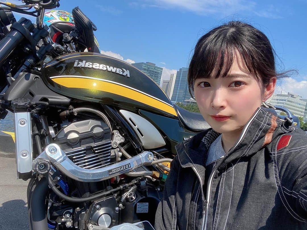 AMIのインスタグラム：「・ ・ バイクとの写真探しても、ほぼ1年前くらいだー😭😭笑 来月、仕事で沖縄に3年ぶりに行くから絶対バイクに乗ると決めてる🌺🏍 沖縄一周したいなぁ…💭 ・ ・ ・ ・  #バイク #バイク女子 #bike #バイクのある生活  #バイクのある風景  #バイクが好きだ  #バイク好きな人と繋がりたい  #バイクウェア #kawasaki  #z900rs #zx14r #クシタニ」