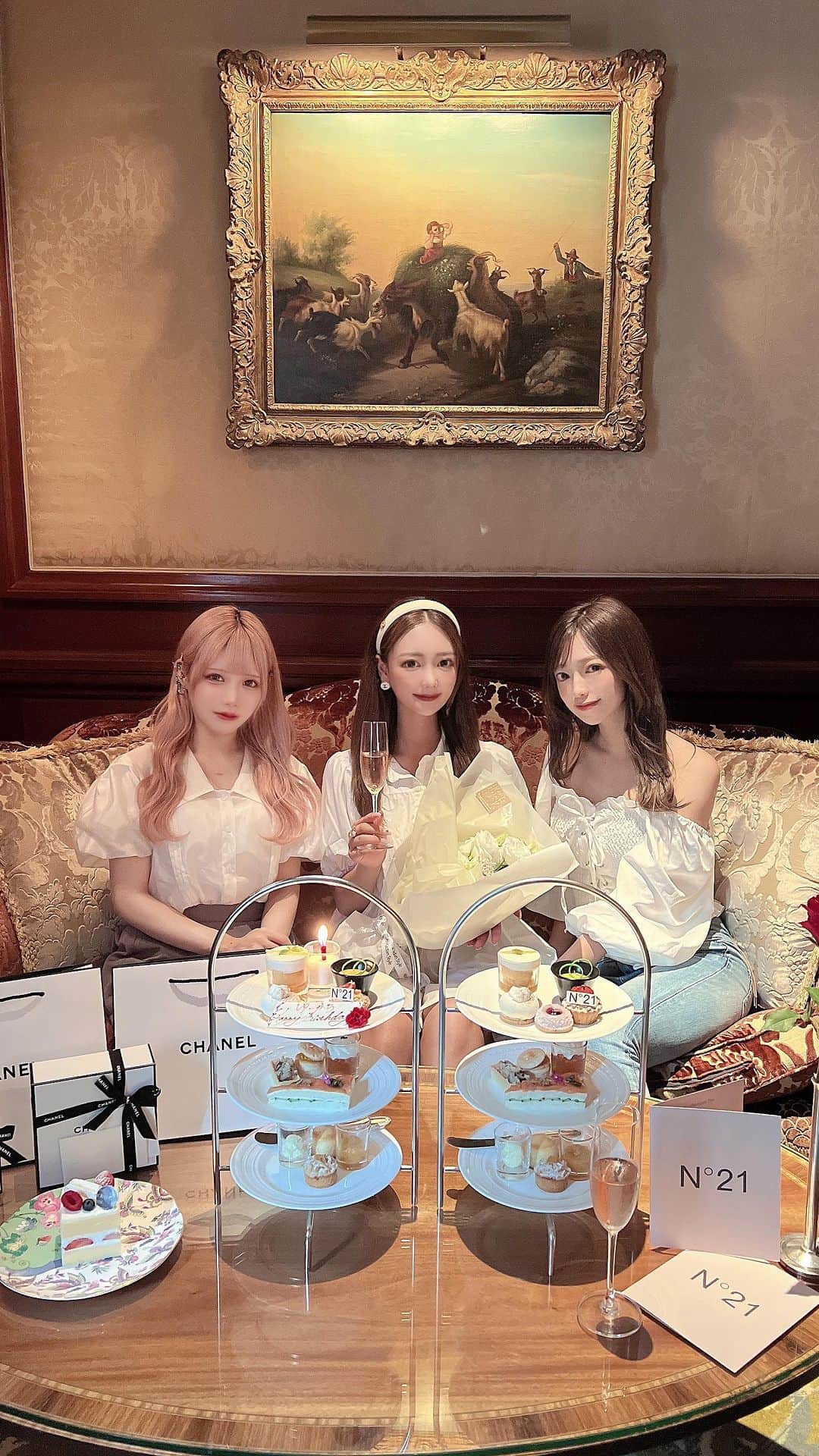 八千恵(やっちん)のインスタグラム：「ゆうかちのお誕生日祝いで リッツのアフタヌーンティー🫖 . アフヌンたまに行ったら テンションあがる♡すき♡ . #アフタヌーンティー #大阪アフタヌーンティー #大阪カフェ #梅田カフェ #リッツカールトン大阪 #リッツ #afternoontea #osakacafe」
