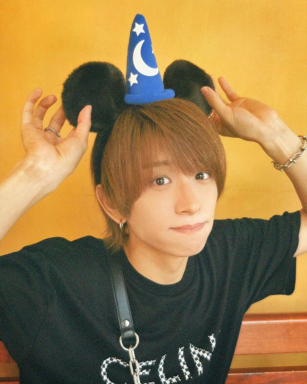 SHOYA【ANFiNY】のインスタグラム：「⁡ ⁡ ⁡ ⁡ ⁡ Disneyいってきたよー！ ⁡ ⁡ 基本的には暴飲暴食しかしてないです😃 ⁡ ⁡ ⁡ ⁡ #disneyland」