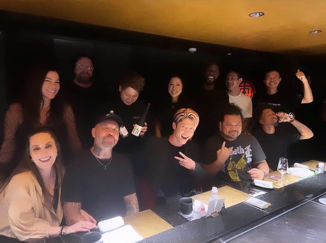 雅-MIYAVI-のインスタグラム：「🤘🏻🤘🏻😋🎸🔥🌍💯🍣🇯🇵🤝🇺🇸」