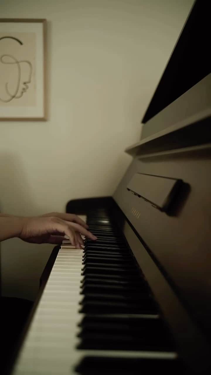 江﨑文武のインスタグラム：「WONK - Umbrella (Piano Self Cover)  #WONK #AyatakeEzaki  #piano  #pianomusic #pianocover #sigmafp #summicron35mm8elements」