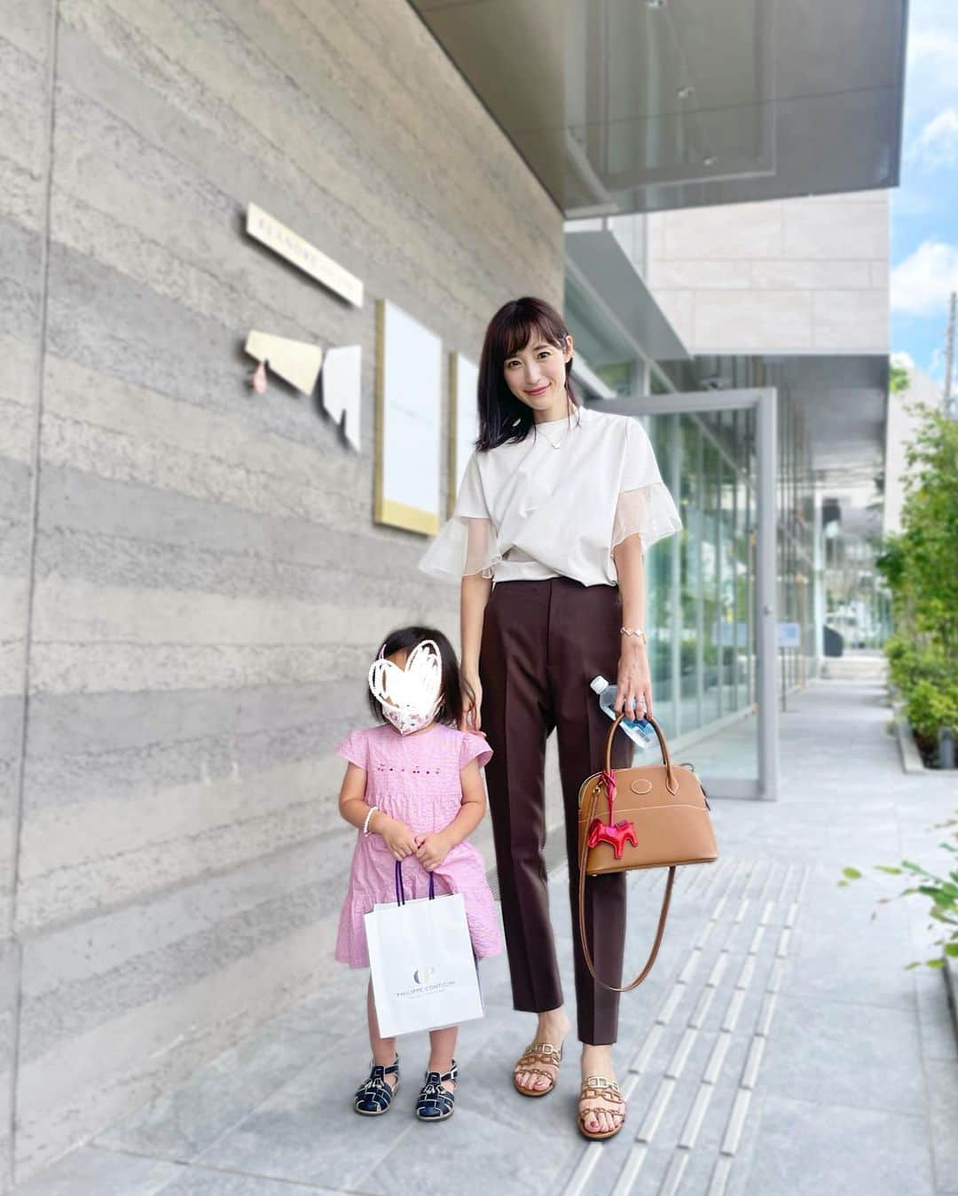 小林真由のインスタグラム：「娘と展示会に行った日。 美しく優しいみなさん、可愛いお洋服達に緊張ー‼︎な娘でした🌷 帰ってきてから、あのお洋服大きくなったら着たいの🫶🏻とかあの色が好きだった🫶🏻とかちゃんと下調べは楽しんだ様子👗 ⁡ ⁡ tops: #m_maglie_le_cassetto @m_maglie_le_cassetto_official  pants: #superiorcloset @superiorcloset_ined_official  ⁡ ⁡ 秋意識のネイル。 まつ毛パーマ、眉毛ワックスでも通ってます♡ @acote_aoyama  ⁡ ⁡ #ファッション #コーデ #ママコーデ #女の子ママ #男の子ママ #ママライフ #コーディネート #３歳 #２歳 #ベビー #二人育児 #ネイル #秋ネイル #nail」