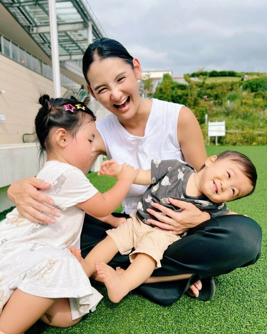 松浦みなみのインスタグラム：「:) ちょうど一才違いの子供たち 去年はこんなふにゃふにゃで 軽かったのか〜と懐かしくなった🤱  #娘 #1歳11ヶ月15kg #重すぎな #赤子は癒し」