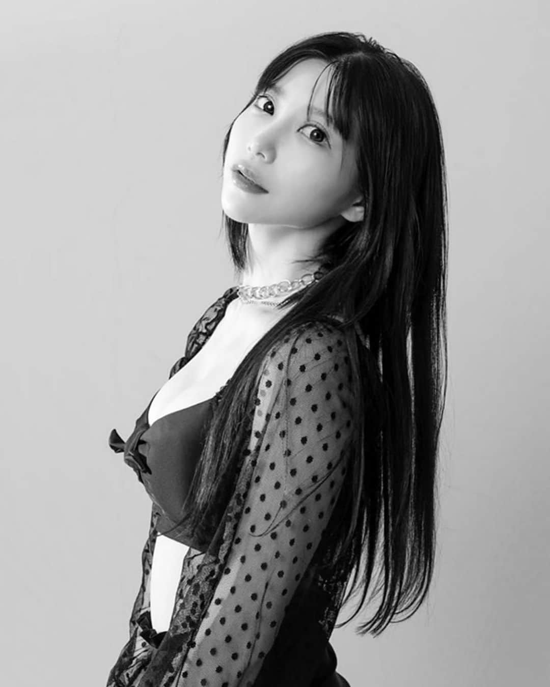 のインスタグラム：「実はずっといじめに遭っていた過去があります。過去のトラウマで3年程前から発症した病気もあります。2週間寝れない日や、何日も何も食べられない日がありました。 普通の生活が分からない日々です。  何度も自分とお別れを決意した日もありました。 ずっと苦しかったけど言えませんでした。  今でも悪夢を毎日見ますが、もう隠したりキラキラするフリは辞めようと赤裸々に話しています。  絵の具とクレヨンのみで、どこへ向ければいいか分からない不安や葛藤を描いています。 是非サイトを見ていただけたら嬉しいです。 そして気に入った作品があれば是非購入していただきたいです😭  一生懸命描きました。 よろしくお願いします❕  9月6日20:00〜葵ローズNFT発売決定‼️☄️💥  🔻サイトURL🔻 https://reborn.aoirose.com/  ※ストーリーのリンクから飛べれます。  Actually, I've been bullied for a long time.There is also a disease that started about three years ago due to past trauma.There were days when I couldn't sleep for two weeks and days when I couldn't eat anything.I don't know my normal life every day.  There were many days when I decided to say goodbye to myself. It's been painful for a long time, but I couldn't tell you.  I still have nightmares every day, but now I'm openly talking about quitting hiding and pretending to be sparkling.  Only paint and crayons depict anxiety and conflict that you don't know where to go. I would be happy if you could visit the website. Also, if there is a work you like, I would like you to purchase it.  I did my best. Thank you.  Aoi Rose NFT will be released from 20:00 on September 6th!  #葵ローズ #NFT #nftart」