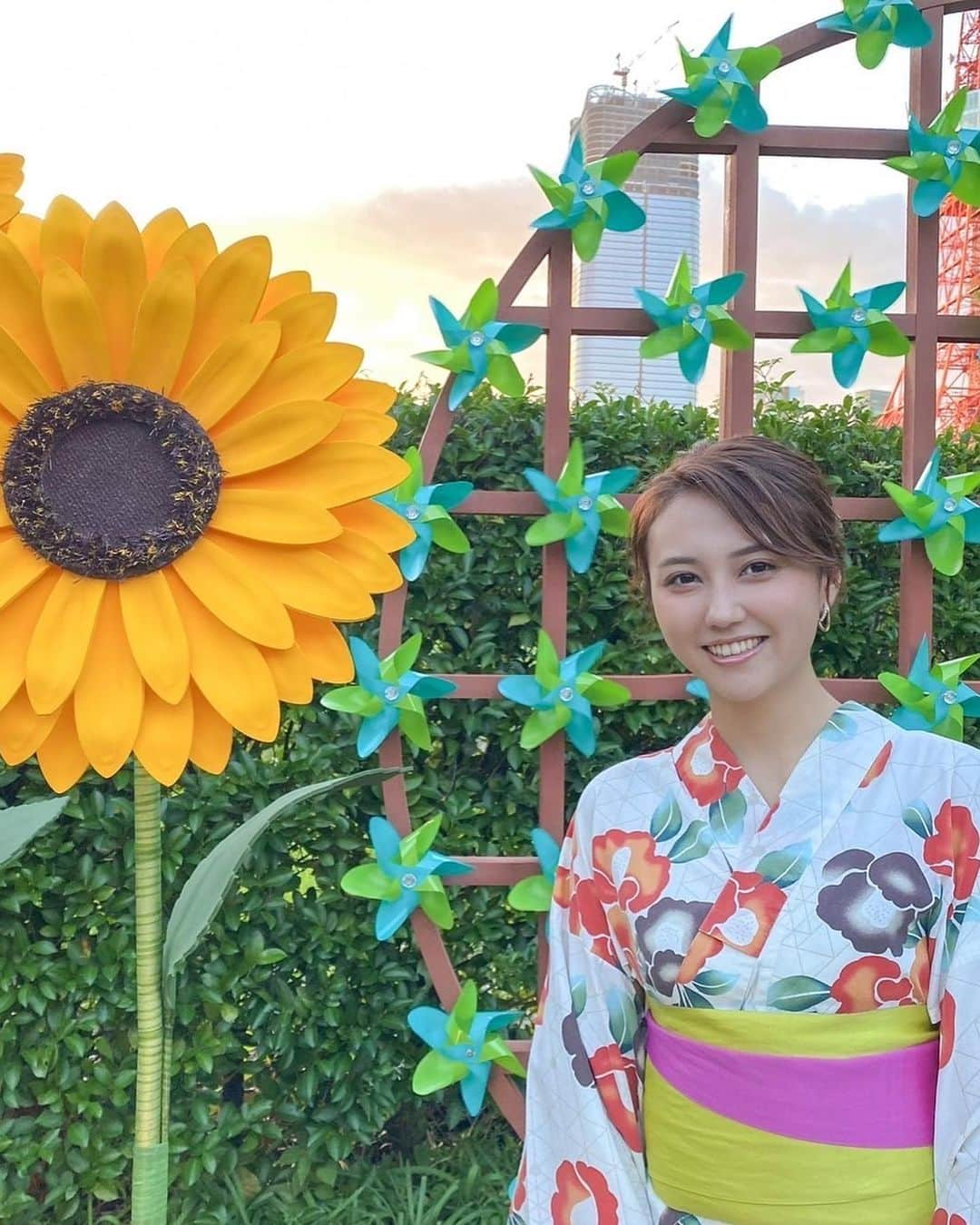 山形純菜さんのインスタグラム写真 - (山形純菜Instagram)「. 👘🗼🌻 ⁡ ⁡ #summer #夏 #浴衣 #東京タワー #ひまわり #風車 #Nスタ #中継 #夕涼み #浴衣ヘア #浴衣女子 #仕事の一コマ」9月6日 20時01分 - yamagata_junna