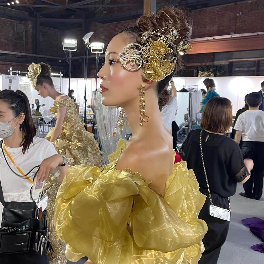 竹下智穂さんのインスタグラム写真 - (竹下智穂Instagram)「Yumi Katsura Fashion Show💛🤍🧡  #wedding #dress #桂由美#yumikatsura  #fashionshow#ウェディングドレス #model」9月6日 20時03分 - 107_chiho_imaa