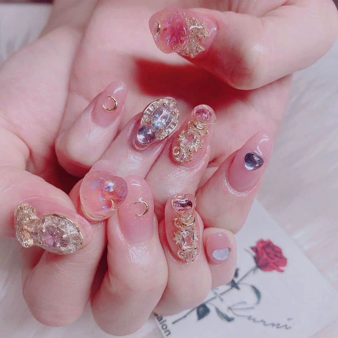 さぁやのインスタグラム：「ネイル💅🏻💕  ピンクネイルにした！ 色味が絶妙でめっちゃ可愛い😍 おまかせでとびきり可愛く してもらったよ♡  いつもありがとうございます✨ @nailsalon.kurni_yuumi   #ジェルネイル #ジェルネイルデザイン  #ネイル #ネイルデザイン #ピンクネイル #さぁやネイル」