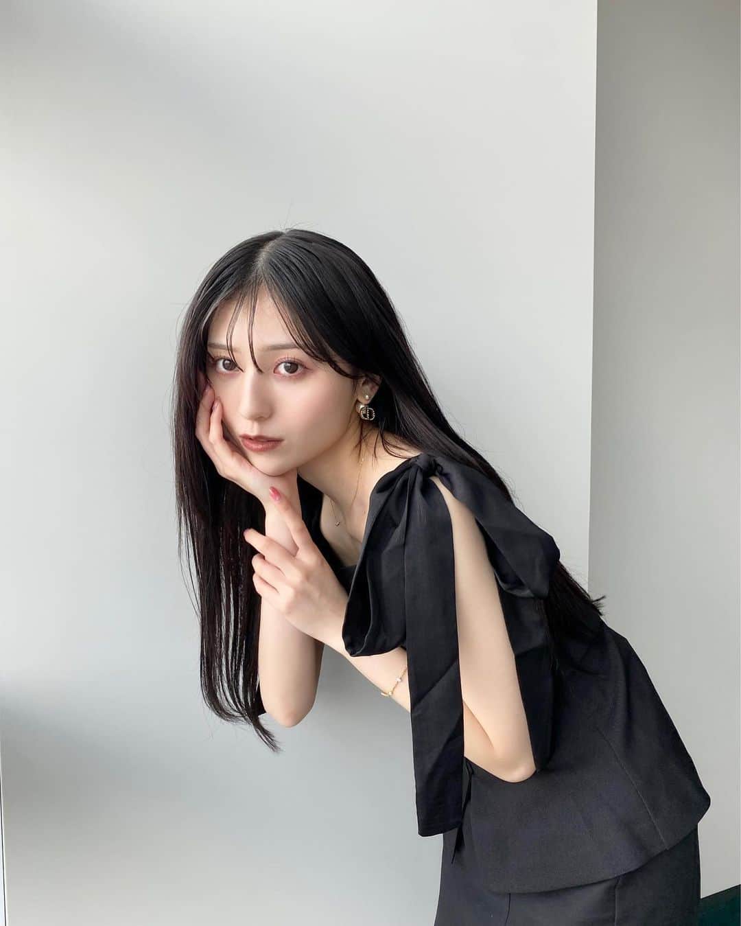 吉井美優のインスタグラム：「. どんな髪型がすきなの 〜  今月もまつげのメンテナンス 有難う御座いました 🦨🖤 @yui.eye」
