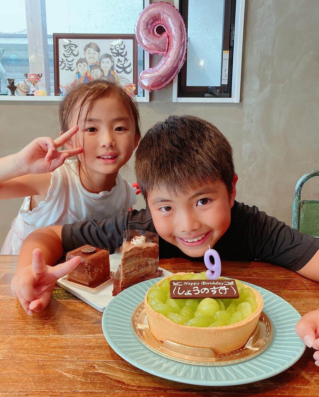 大西宏明のインスタグラム：「2022.9/5日  #happybirthday   我家の長男‼️ 将之助 9歳の誕生日でした🎂  小学3年生❗️ 9歳の抱負は⚾️の試合に出る事らしいです✨✨✨  バースデーディナーは要望通り毎年恒例の魚釣りの出来る居酒屋🐟  これから！もっともっとデカく育ってくださいな🤗  #長男 #9歳誕生日  #バースデー #誕生日プレゼント  #誕生日ケーキ  #お誕生日会  #バースデーケーキ  #シャインマスカットタルト  #魚釣り #マイクラ #lego  #新世界 #子供の成長  #家族写真  #これからもよろしく  #myfamily  #smile #ほなっ！！」