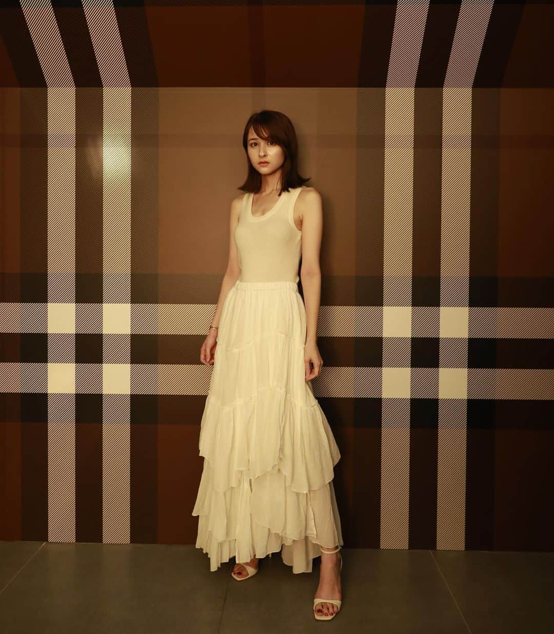 夏目アミリアのインスタグラム：「thank you Burberry💎  #TheLolaBag #burberry  Tops: zara Skirt: casa fline Shoes: Charles and Keith」