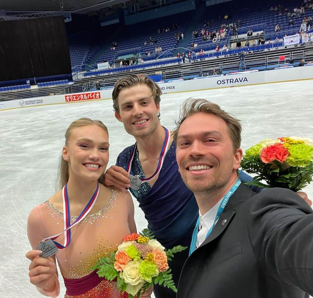 ニコラス・バックランドのインスタグラム：「Reflecting back on last week and what these two achieved. So proud of @phebebekker_ and @_james.hernandez on winning the first JGP Ice Dance medal for GB 🇬🇧. Lots more hard work in the future and an exciting season ahead!  @britishiceskating @pennycoomes @zhanna.palagina @elbacena_flamenco @isufigureskating」