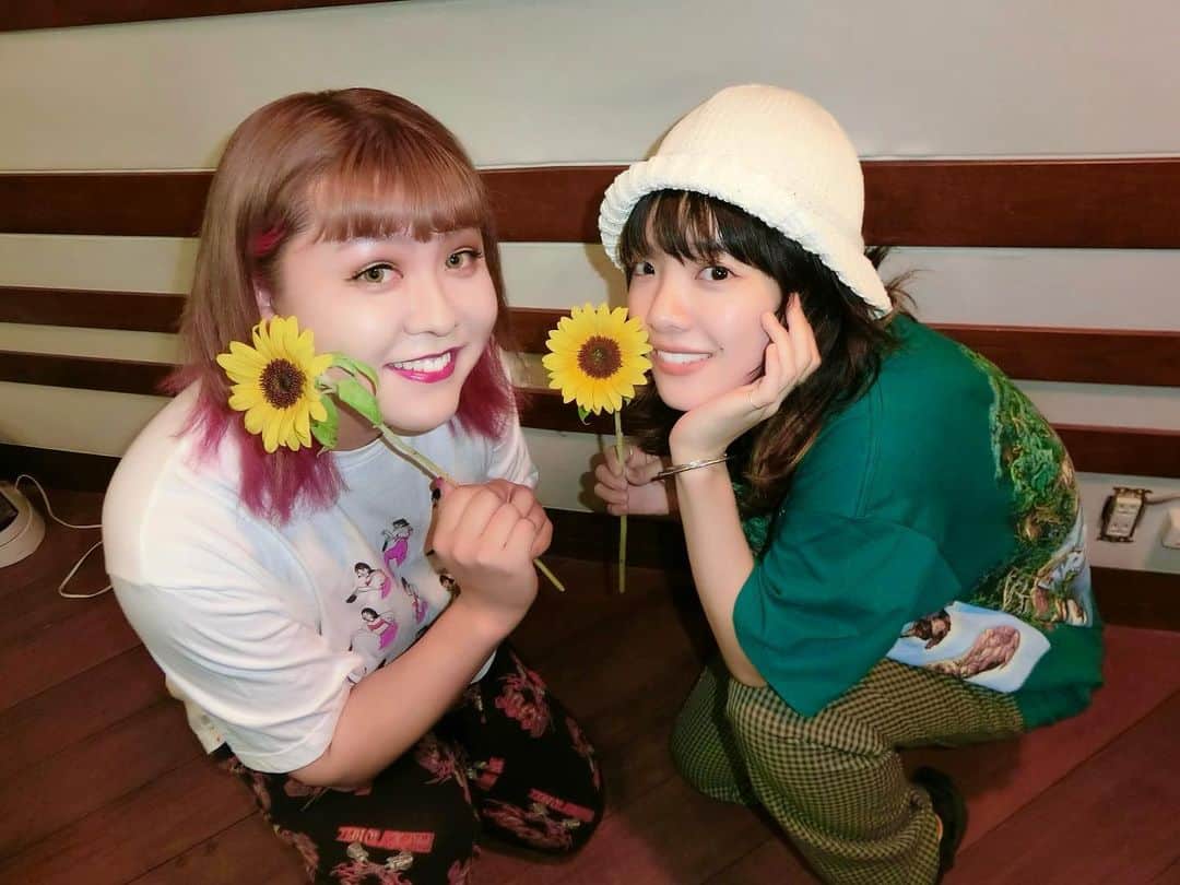 ぺえのインスタグラム：「あいみょん🌻ぺえみょん 色んな角度の愛を知っている女 みんなが思い描く ただ綺麗な愛だけを知っていても 人生楽しくはならないし 自分がまだ知らない面白い感情にも出会えない キラキラした幸せな愛も素敵だけど それだけじゃ人間の厚みは生まれない 時には自分自身の心の奥に眠ってる 少し曲がった愛も許して楽しんでみる そんな時間も大切よ そんなことを教えてくれる人 あいみょん 嬉しい初対面でした 結婚は人生や幸せのゴールではなく 人生の中の通過点 幸せの常識は人の数だけあっていい 新しい何かを手に入れるために必要な別れもある 望むもの全てを手にできる人なんていないの」