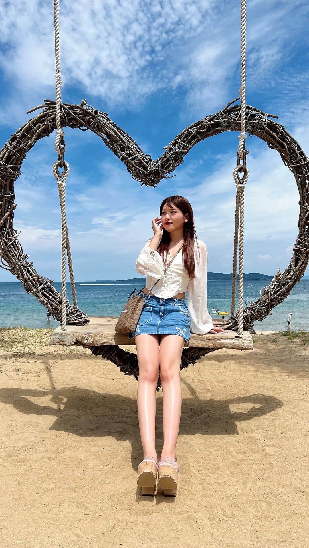 のインスタグラム：「糸島最高〜🏝  みんな一度はぜひ行ってみて😽  #糸島 #糸島観光 #糸島ドライブ #糸島市 #ヤシの木ブランコ #糸島カフェ #福岡 #福岡観光 #海 #夏 #shein #shein購入品 #大学生 #大学生コーデ #早稲田 #早稲田大学 #ストレートヘア #トリートメント #かき氷 #彼女感 #ビジョビ #ブランコ #夏服 #ブラウス #海コーデ #絶景 #リール #balenciaga #japanesegirl #reels」
