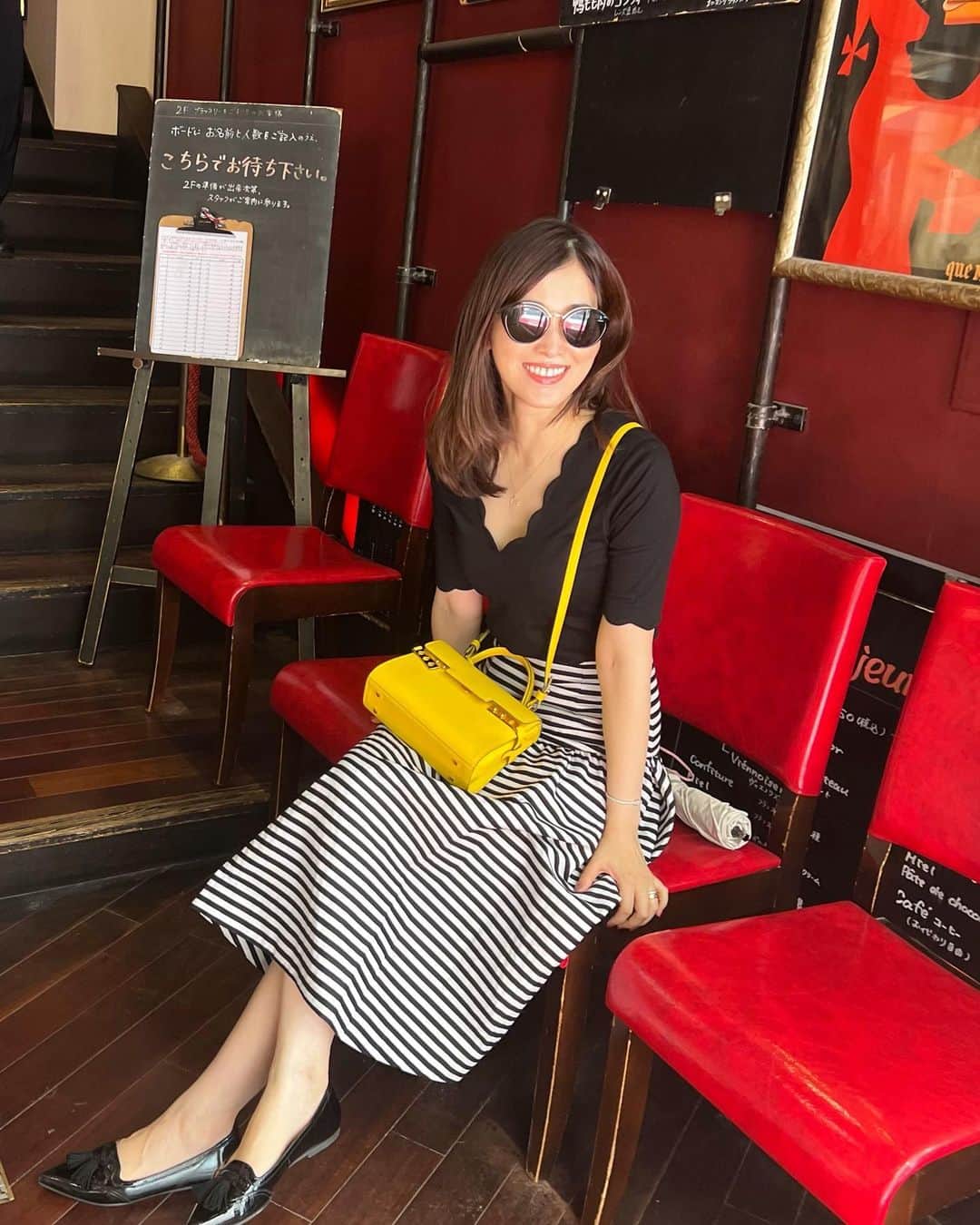 山本みらいのインスタグラム：「昼下がり。 湿気があるので本格的な秋服はもう少し先かな？  Tops @tsurubymarikooikawa  Skirt @bordersatbalcony.official  Shoes @prettyballerinasjp  Bag @delvaux  Jewelry @jewelry_by_mirai   ストーリーズにも載せたのですが、久しぶりにいろんな方たちに会えて、充電&活力。  みんなの他愛の無い話も好きだし、一転して仕事の時のプロの顔も好きだな🥸私もがんばろ。」