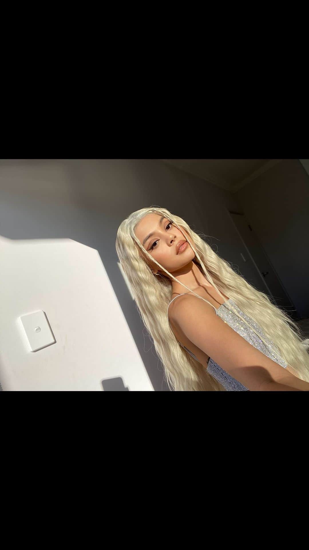 リリーマイマックのインスタグラム：「When @hairwithlinda & @linda_mua turned me into a Targaryen 🧝🏻‍♀️where my dragons at? 🐉」