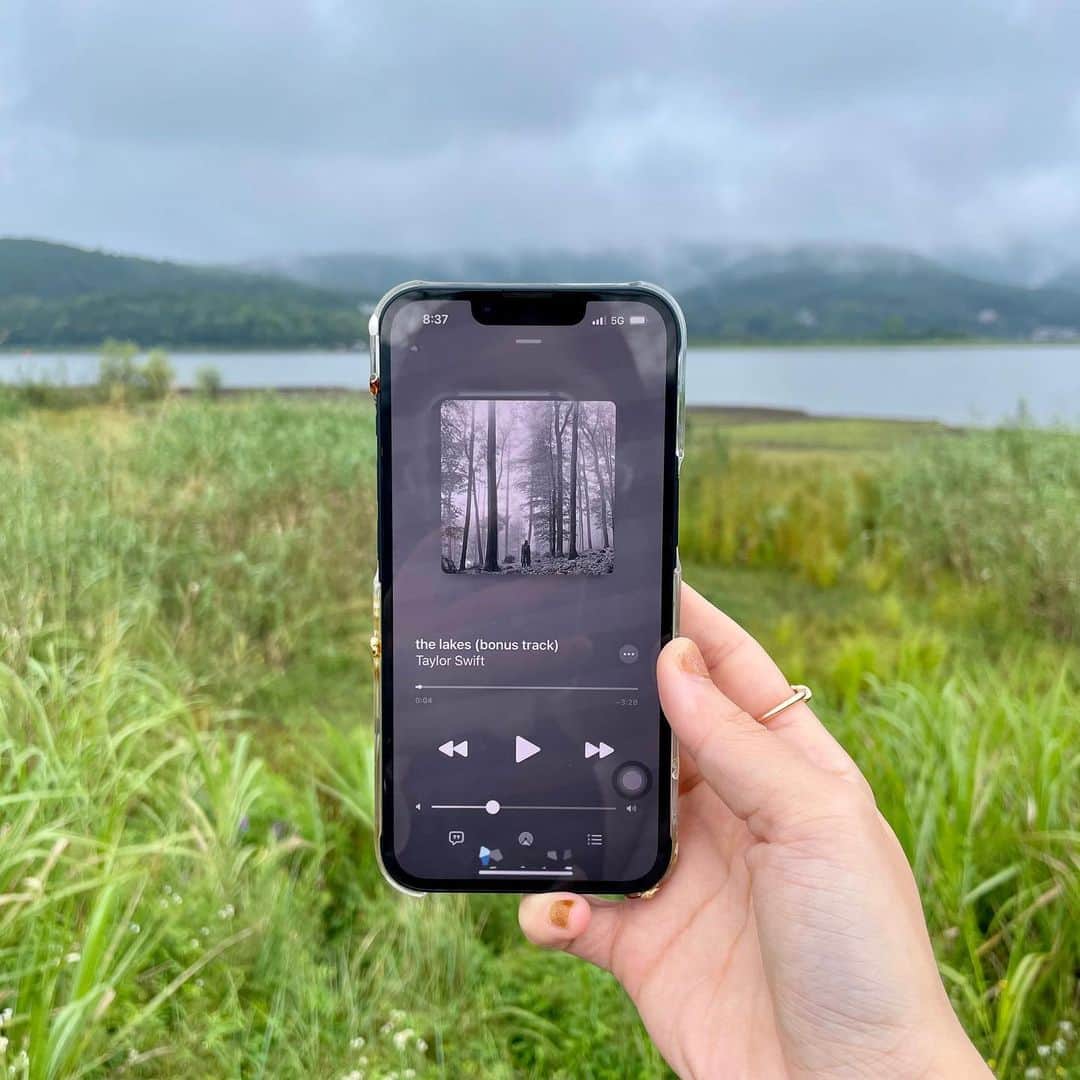 Peppe（緑黄色社会）のインスタグラム：「folklore🤳🎧🤍 8月末にフェスで行った山中湖の雨上がりの朝がだいすきなアルバムを聴くのに今まででいちばんドンピシャな場所で多幸感に包まれすぎて帰りたくなかった夏の終わり余韻記録。そして…ついに…来週は…武道館だよ、よ！楽しみ、よ！」