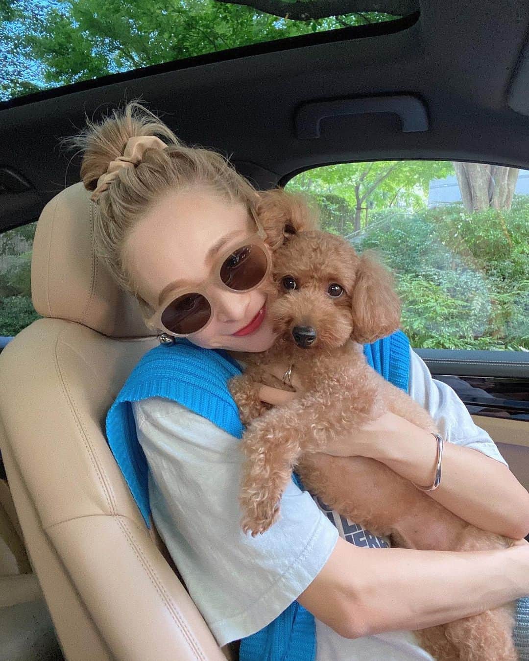 のインスタグラム：「w i t h 🐶 🫶🏻 💕 ポテトとお出かけday〜🌳 もうすぐ6歳だねっ🐾💫  そして、髪色も整えてもらったよ〜🙋🏼‍♀️ 抜け感のあるベージュ💖💖  髪色に合わせて眉毛もちょっと薄くしたら 全体的にまとまった気がするぅ〜嬉しっ😍🙌  #ハイトーンカラー #ベージュカラー #お団子ヘア #ピンクメイク」