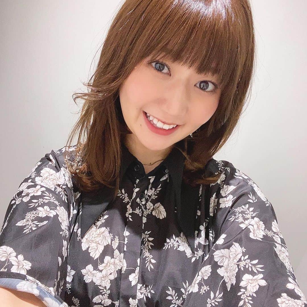 篠原栞那のインスタグラム：「‪‪❤︎‬  「篠原栞那の生誕祭～ついにアラサー突入したよ～」の開催が決定しました👏  9/24に初の個人撮影会&初の飲みイベの2部制で行います！  個人撮影会に関してはカメラだけじゃなくスマホ撮影でも大丈夫です🙆🏼 参加特典として、ブロマイド！と言うほどがっつりしたものではないけどプライベート生写真にメッセージを書いてプレゼントする予定😌  うちのお友達みんなノリノリで写真協力してくれてて、いろんな写真準備出来そうなので楽しみにしててね！ 撮影会と言う名のデートイベントみたいなものなので、ゆっくり話せる時間が出来たと思ってくれたら嬉しいです🤭  夜のパーティーに関しては飲みイベになりますが、もちろんソフトドリンクもあれば軽食もご用意してます！  しかもこのイベント、私物プレゼント企画あるので何をプレゼントしようかな～って毎日考えてます🤣笑  みんな私物プレゼントどんなものがあると嬉しいのかなぁ、、？  飲みイベは特典会もあります！ 詳細はイベント日が近くなったら発表しますが、舞台逆サまにご来場頂いた方には、チケットの半券やスクショをご提示で2ショットチェキプレゼントです💓 こちらもお忘れなく！  25歳という節目の年齢になるので、今後の活動について人数制限を設けていますが、来てくれた方のみに御報告があります。  大々的に発表することはないので、今回のイベントに関しては篠原軍団に是非足を運んで頂きたいなと思ってます。  そしてこういった個人イベント、今まで何度か開催してきましたが当分設ける予定はございません。  一旦、ゆっくりみんなと話せる時間は取れなくなるので今回のイベントで話せることはとことん話します🙆🏼  なんでも聞いておくれ！笑 そのためにたっぷり話せる時間つくったよ！！！笑  イベントについて質問や問い合わせがあれば私に聞いて頂いても、画像3枚目の問い合わせ先にご連絡頂いても構いません✨  みなさんのご予約 お待ちしております✌️  🎫 https://linkmix.co/11307553」