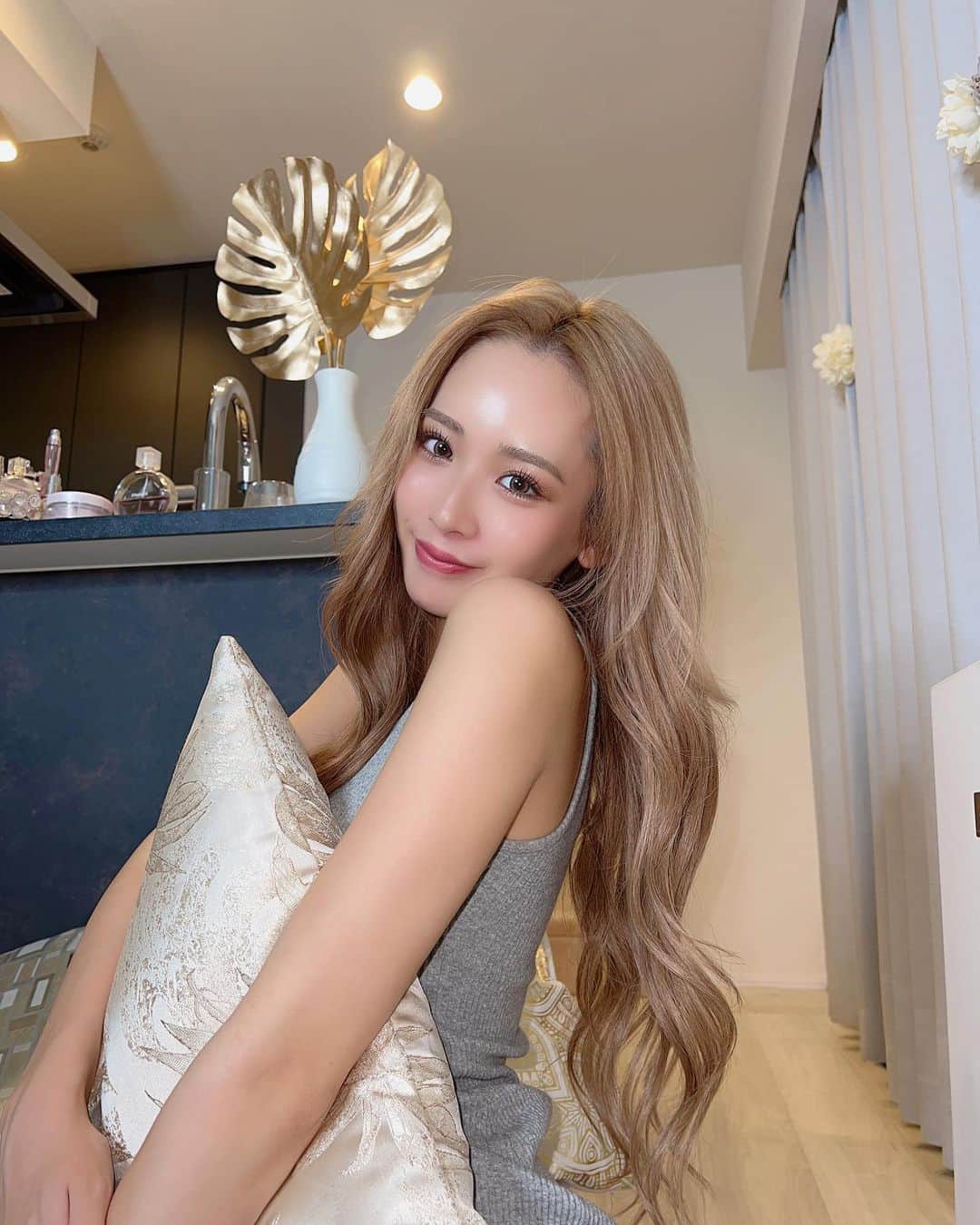 田村月光（ツッキー）のインスタグラム：「♡ マツエクからマツパに変えたんだけど、 めちゃくちゃいい🥹💕 @_ayaaa88 さんがやってくれた🫶🏻 ・ ・ 湘南美容行く時いつも担当してくれる 赤尾先生🫰🏼 @sbc_akao  脱毛もSBCでやってる！ 看護師さんが施術してくれるよォ〜🤍 ・ ・ トリートメントしにWellyにも行ったよぉ✨ @welly_hayami いつものお方でっす🫶🏻 ・ 皆さんいつもありがとうございます🌺🤍」