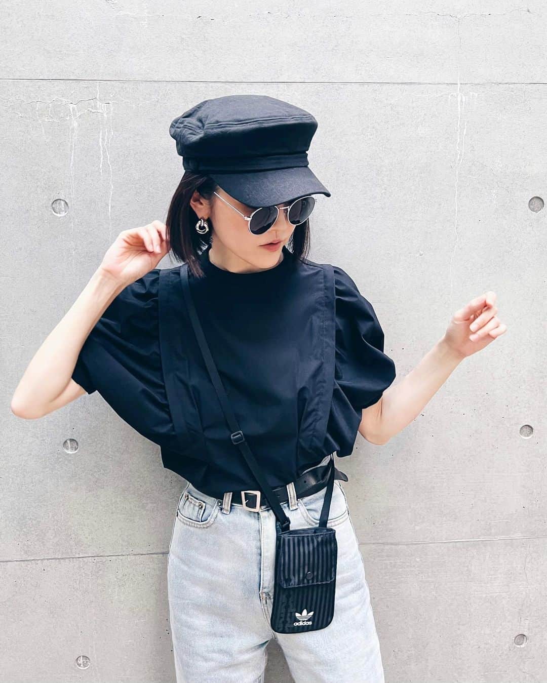 ALISA MATSUMURAのインスタグラム：「✂︎✂︎ヘアカット✂︎✂︎ . 今回もショートボブですが 前下がりにしてもらって 後でギリッギリ縛れる長さに😀 . いつもわたしのわがままオーダー ありがとうございます🥲 @bebeaki ✨🙏✨ . TOPSはミニワンピースなんですが トップスとして着たくて デニムにイン👖💙 . #ヘアカット#ショートボブ#ボブヘア#adidas#adidastokyo #す」