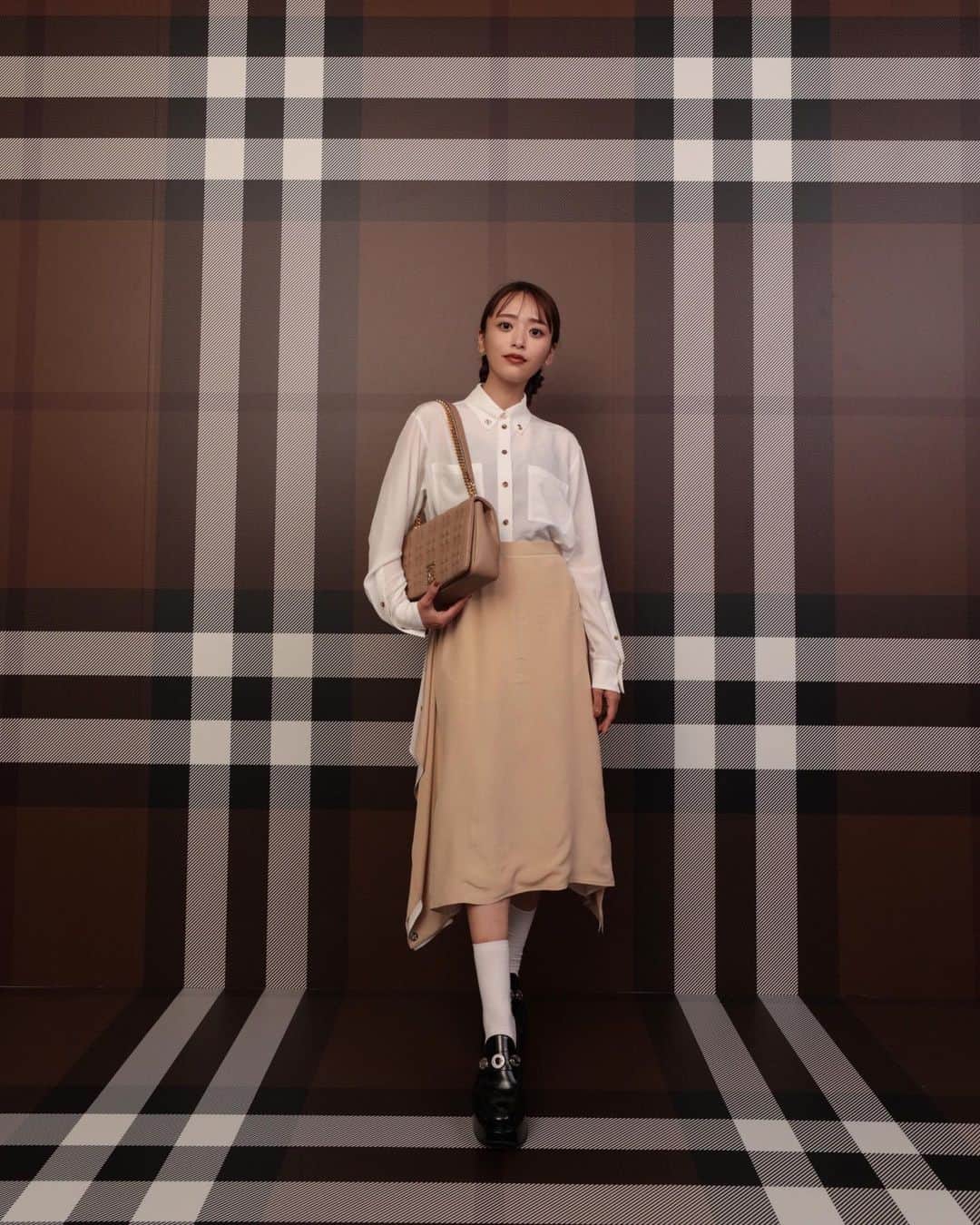 近藤千尋のインスタグラム：「バーバリーのアイコンバッグ ローラバッグを祝したグローバルイベントLOLA EVENT にて撮影してもらいました🤍📸  壁一面のバーバリーの世界観も素敵過ぎました💕 衣装に合わせてヘアメイクも😘  #thelolabag  @burberry」