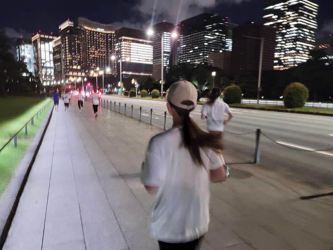水越愛華のインスタグラム：「皇居走り抜けNight🏃‍♂️  会社の先輩たちと 初めての皇居ラン🏃‍♂️  多分10kg痩せた(嘘)」