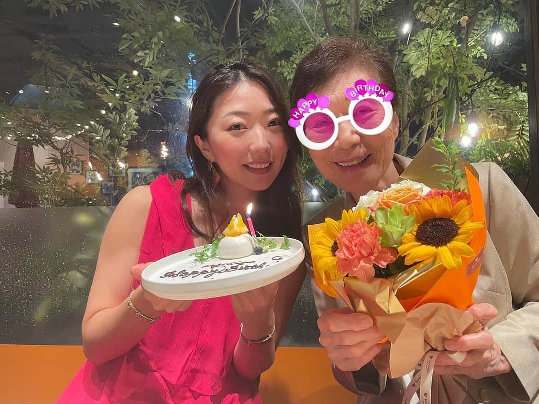 CRAZY COCOのインスタグラム：「本日、8回目の28歳を迎えました♡ こうして、愛する家族や友人と過ごせた事 最高に幸せだと噛み締めています🤍  20代の頃は 8回目の28歳を迎える頃には（しつけぇwww） 結婚して、子供が3人ぐらいいて 毎日のおやつには手作りの焼き菓子を出す 素敵なママになっている事が幸せと思っていたけど Look at me now ?  今が1番幸せだと言える毎日をくれる 家族、友人、フォロワーの皆さんに 心から感謝しています。  幸せの形は人それぞれ。 環境や年齢が変われば 求める物が変わって行く事もある。 「今の自分にとって何が1番幸せか？」 誰の意見でもなく自分の心に従って 歩いて行きたいと思います。  たくさんのDMやコメントで　 パワーとラブを下さりありがとうございます❣️  愛情深い家族に育ててもらった分 これからしっかり皆さんに届けられるよう ステップアップして行きます。  Love you guys tons 🥰🥰🥰  #birthday #birthdaygirl  #love #誕生日 #家族 #ありがとう #誕生日当日に黄体ホルモンの奴隷時期突入 #台風とのダブルパンチ #神様もう少しだけ #待ってほしかった #誕生日当日につたい漏れの恐怖に怯えながら寝ます #皆さん本当にラブ」