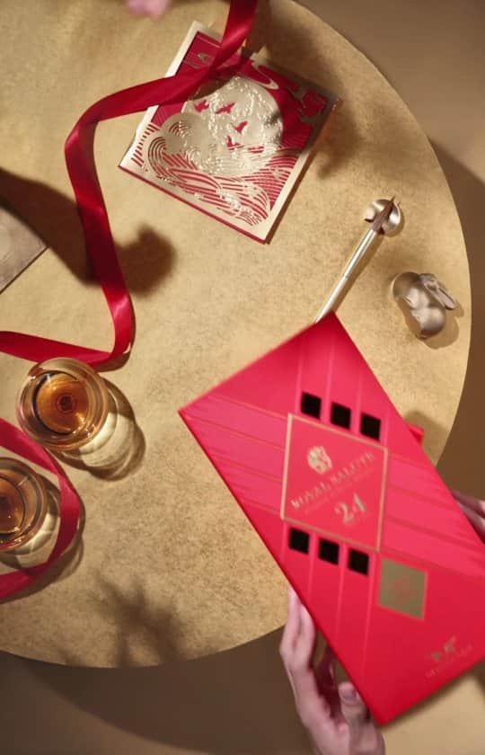 Royal Saluteのインスタグラム：「Show thanks this Mid-Autumn Festival with the gift of exceptional whisky. Patiently aged for 24 years and finished in first-fill French cognac casks, Royal Salute's exclusive Cognac Cask Finish is a gift worthy of celebration.」