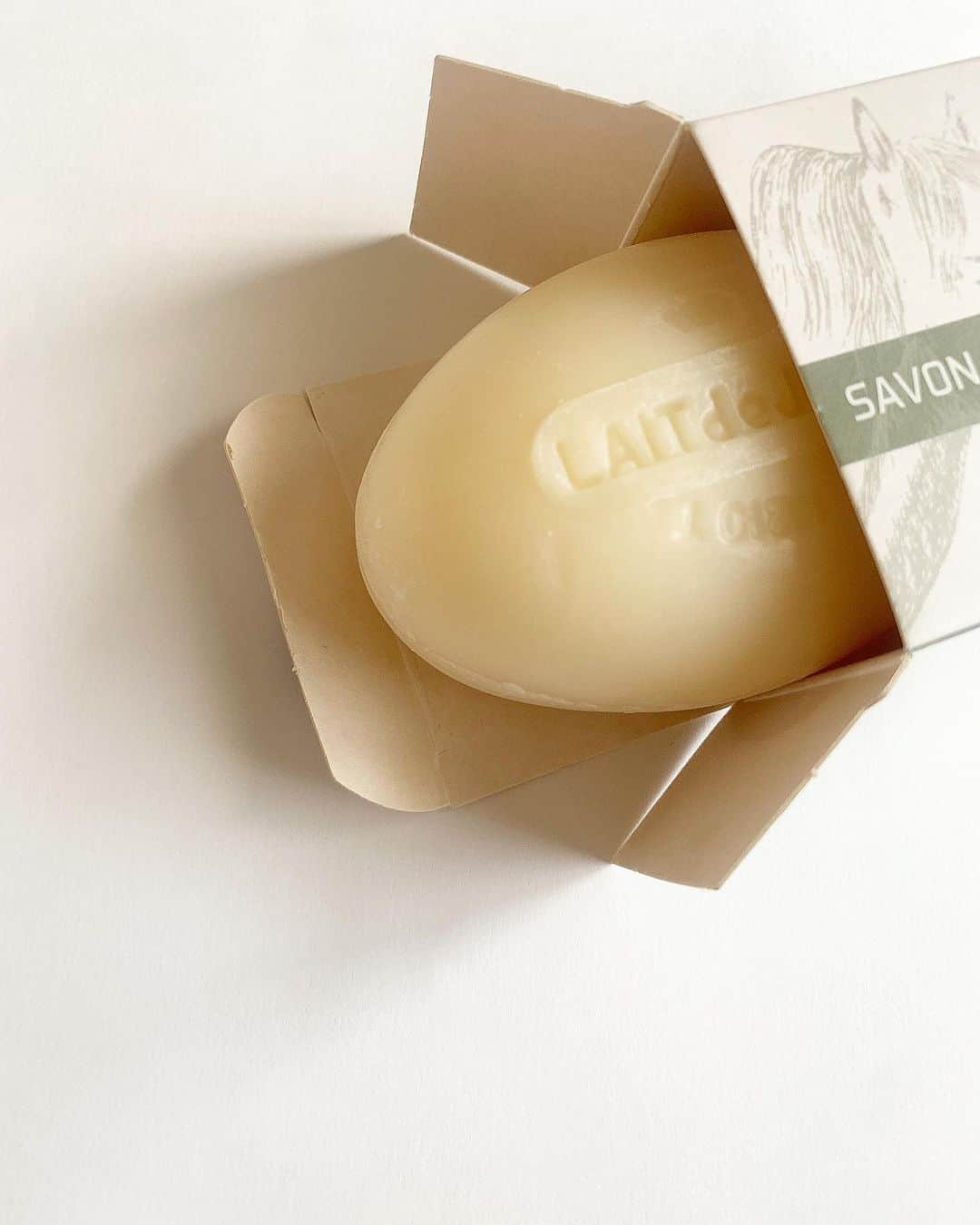 のインスタグラム：「先日のPop upへ会いにきてくださった方からいただいたソープ🧼 マルセイユのサボナリーで丁寧に作られているこちらのソープには馬のミルクが入っていて、馬のミルクは人間の母乳と成分が近いのだとか。 洗い上がりしっとりでとても良い。 「LICORNE」というブランドです。  今更ですが、改めまして、伊勢丹新宿店にて行われた先日のPop upへお越しくださった皆様、ありがとうございました☺️  日頃ご愛用いただいている皆様からの愛あるお言葉や、 吸水ショーツを初めて見る方のリアクション、 普段からご紹介いただいているインフルエンサーの方々からのフィードバック、全てが学びの1週間でした。  忙しい知人ほど時間を作って来てくれたりして、普段腰の重い私は頭が下がる思いです(これからはフッ軽に顔出しますのでお誘いください🙇‍♀️)  快く手伝いに来てくれたお友達も本当にありがとう！！」