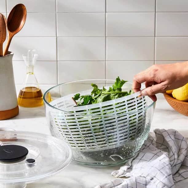 Food52のインスタグラム：「We didn’t know it was possible to love @oxo’s salad spinner anymore, but it got a bowl made of—wait for it—glass. Let the outer bowl moonlight as a match-anything serving dish. Tap or shop at the link in bio. 📸: @juliagartland #f52community」