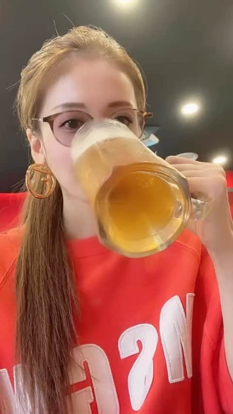 野原くるみのインスタグラム：「初市場へ行ってきたよ！ 人が多くてびっくり。 歩き回った後のビールは美味しかった♪♪ .  . . . . . . . . . . . . . . . . . #韓国#旅行#韓国旅行#水着コーデ#水着#ビキニ #asianbeauty#海外旅行#ビキニ女子#プール#ビキニガール#Japanesegirls#水着女子#서울특별시」
