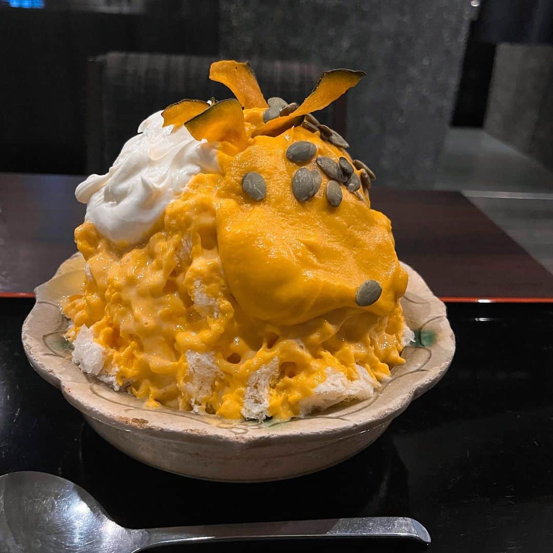 岩佐美咲のインスタグラム：「最近食べたかき氷記録🍧　　　　　　　 　　　　　　　　　　　　　　　　　 1枚目…廚otonaくろぎ「夏南瓜ん」　　　　　　　　　　 　　　　　　　　　　　　　　　　　　　　 2枚目…ダカフェ恵比寿「桃富士」　　　　　　　　　　　　　　　　 3枚目…茶寮億万「桃と粒あんマスカルポーネ」　　　　　　　　　　　　 4枚目…ひみつ堂「桃とメロンのあいがけ」」