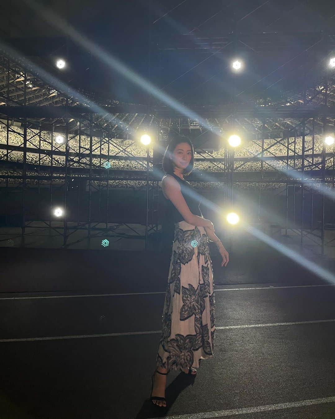 熊澤枝里子のインスタグラム：「Show by @tiit_tokyo   💙🤎💙  時代の変化と多様性とZ世代を感じた。（言い方。笑）  なんだかそわそわと居心地が悪いような感覚があったけども、 新たなものを感じたり、取り入れたり、時には敢えて取り入れなかったりしつつ、 自分もチューニングしていこう と思ったのでした。  いつの時代も きっと大人になっていくって こういう側面もあるんだね。」