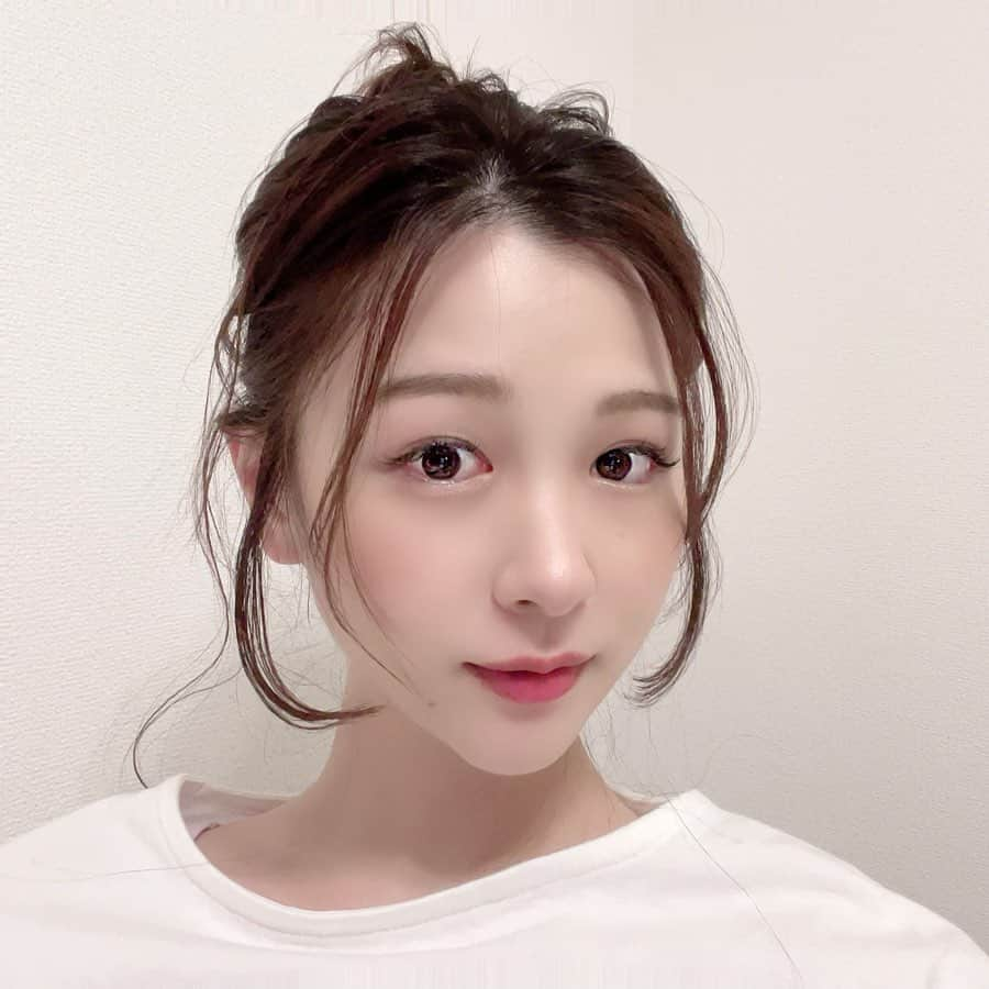 相田瑠菜のインスタグラム：「お気に入り🕊 おうちヘアスタイル ワンカール後れ毛(♡) いい感じですか？ 後ろはクリップで止めてるだけ❣️  完全復活したら なんのお仕事しようかなーって 考えてる時間がウキウキする💕  嬉しいDMも本当にありがとう🥹 待ってるし待っててね！とか 藍菜不足！とかみんな良い人💓  今年はオファー頂いてたお仕事の関係上 体調は良くなっているのですが 全てお休みと決めているので 来年また新しい出会いがあるといいな🤍 と夢を抱いてます！ 妄想で終わらないといいな❕  31歳が1番悪く 32歳からは最高な人生待ってると 占いで言われたから信じてます←(笑) 誕生日まであと少しの辛抱ですね🤣  #ヘアアレンジ #後れ毛 #後れ毛カット  #ワンカール #大人女子 #大人かわいい  #おうち時間 #占い当たりすぎ #オフショット  #藍菜 #女優 #2023 #来年こそは #インスタ女子 #インスタグラマー #インスタグラマー募集  #三十路 #30代ヘアスタイル #30代ファッション #30代コーデ #hairstyle #hairarrange  #instalike #instagood #followｍe」