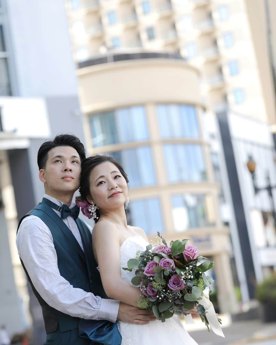 Watabe Weddingのインスタグラム：「Tumon Town Photo  Hair Make:Naomi Photo:Nick  #ブルーアステール  #リゾートウェディング  #グアム挙式  #2022夏婚 #2022  #2022秋婚  #2022冬婚  #リゾ婚  #プロポーズ  #花嫁  #weddingphotography  #weddingphotography  #wedding  #instagram  #instagood  #guam  #tumon」