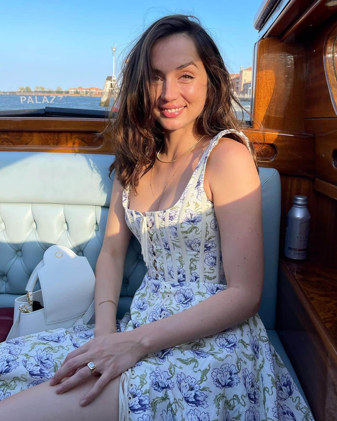 アナ・デ・アルマスのインスタグラム：「Venice 💜🦋🌸」