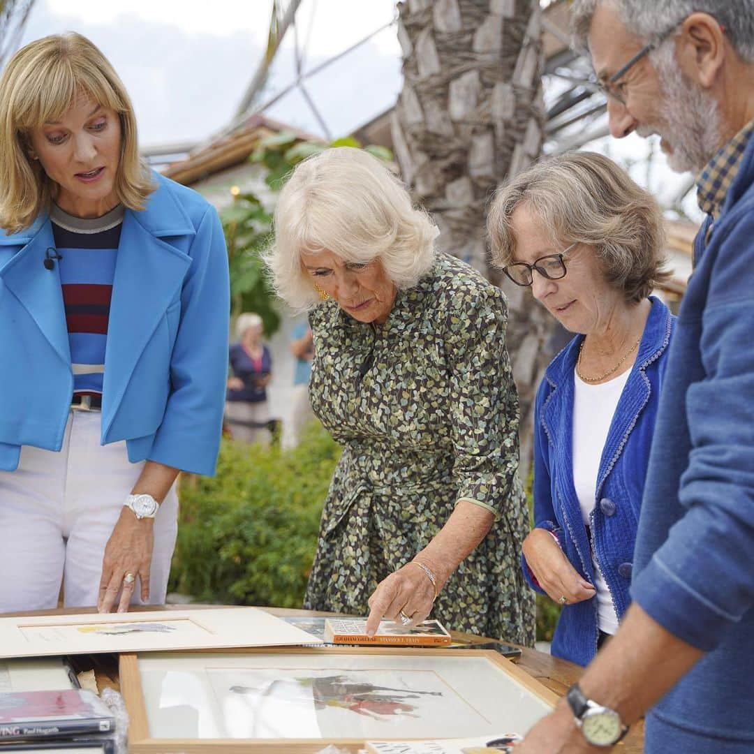 クラレンス邸さんのインスタグラム写真 - (クラレンス邸Instagram)「A special day at the Eden Project with the team from Antiques Roadshow!  📺 First broadcast in 1979, Antiques Roadshow remains one of the most popular factual programmes on BBC One, with millions of people regularly watching on Sunday evenings.  For the past four decades, the award-winning show has visited hundreds of venues in the UK and abroad. Pre-pandemic, thousands of people would turn up on the day of filming to share their family heirlooms or car boot bargains.  Some of the Roadshow's most fascinating finds include 🌼 a Faberge flower ornament worth £1million, 🎸 a guitar owned by not one but two Beatles, 📝 a handwritten document signed by Elizabeth I, 💍 a ring containing a lock of author Charlotte Bronte's hair, and 📘 a 17th Century miniature book reviewing Shakespeare's plays.」9月7日 2時57分 - clarencehouse