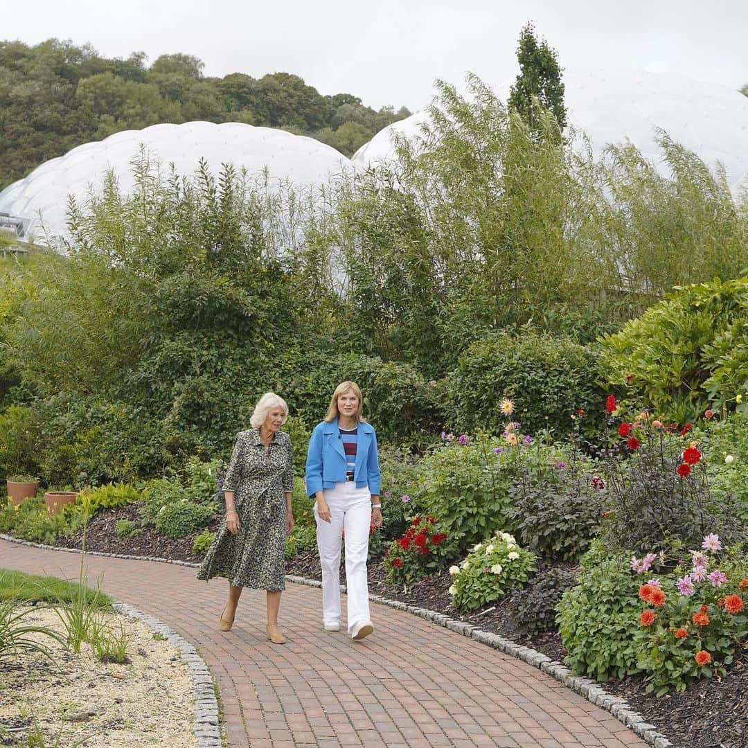 クラレンス邸さんのインスタグラム写真 - (クラレンス邸Instagram)「A special day at the Eden Project with the team from Antiques Roadshow!  📺 First broadcast in 1979, Antiques Roadshow remains one of the most popular factual programmes on BBC One, with millions of people regularly watching on Sunday evenings.  For the past four decades, the award-winning show has visited hundreds of venues in the UK and abroad. Pre-pandemic, thousands of people would turn up on the day of filming to share their family heirlooms or car boot bargains.  Some of the Roadshow's most fascinating finds include 🌼 a Faberge flower ornament worth £1million, 🎸 a guitar owned by not one but two Beatles, 📝 a handwritten document signed by Elizabeth I, 💍 a ring containing a lock of author Charlotte Bronte's hair, and 📘 a 17th Century miniature book reviewing Shakespeare's plays.」9月7日 2時57分 - clarencehouse