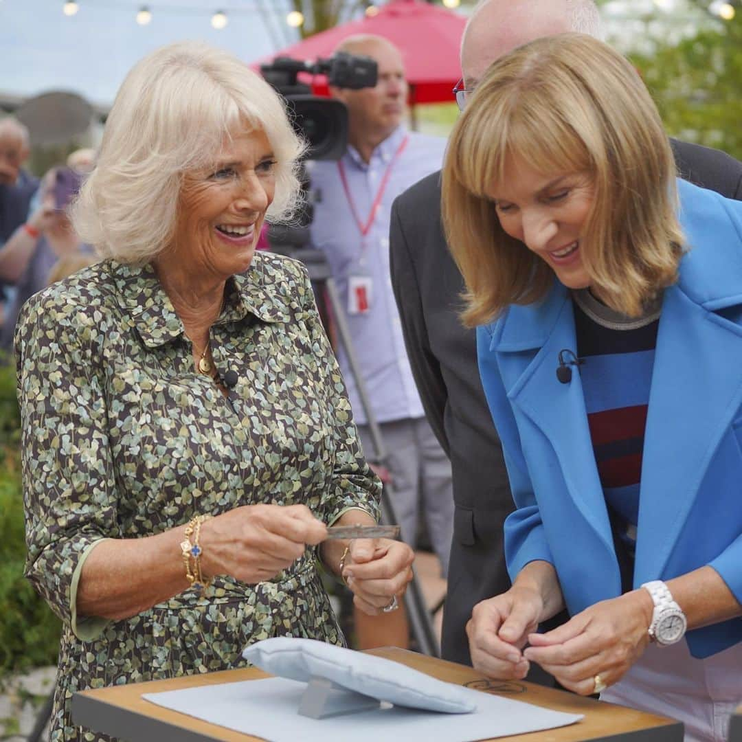 クラレンス邸さんのインスタグラム写真 - (クラレンス邸Instagram)「A special day at the Eden Project with the team from Antiques Roadshow!  📺 First broadcast in 1979, Antiques Roadshow remains one of the most popular factual programmes on BBC One, with millions of people regularly watching on Sunday evenings.  For the past four decades, the award-winning show has visited hundreds of venues in the UK and abroad. Pre-pandemic, thousands of people would turn up on the day of filming to share their family heirlooms or car boot bargains.  Some of the Roadshow's most fascinating finds include 🌼 a Faberge flower ornament worth £1million, 🎸 a guitar owned by not one but two Beatles, 📝 a handwritten document signed by Elizabeth I, 💍 a ring containing a lock of author Charlotte Bronte's hair, and 📘 a 17th Century miniature book reviewing Shakespeare's plays.」9月7日 2時57分 - clarencehouse