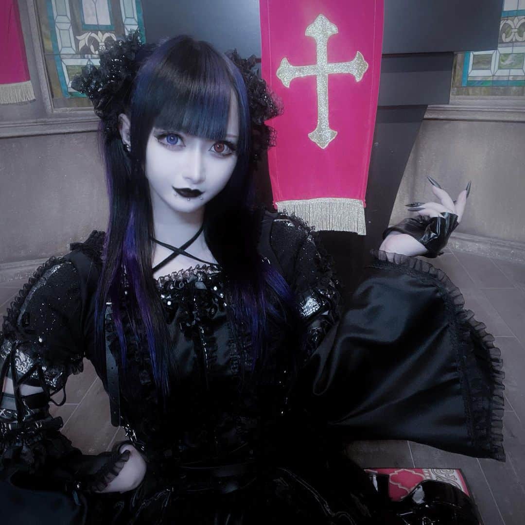 あんりゴンのインスタグラム：「アー写撮影前にりょーまさんに紫チャージしてもらった✝️ プルエクのシール付けてるけど2回染めても取れないし天才？？」