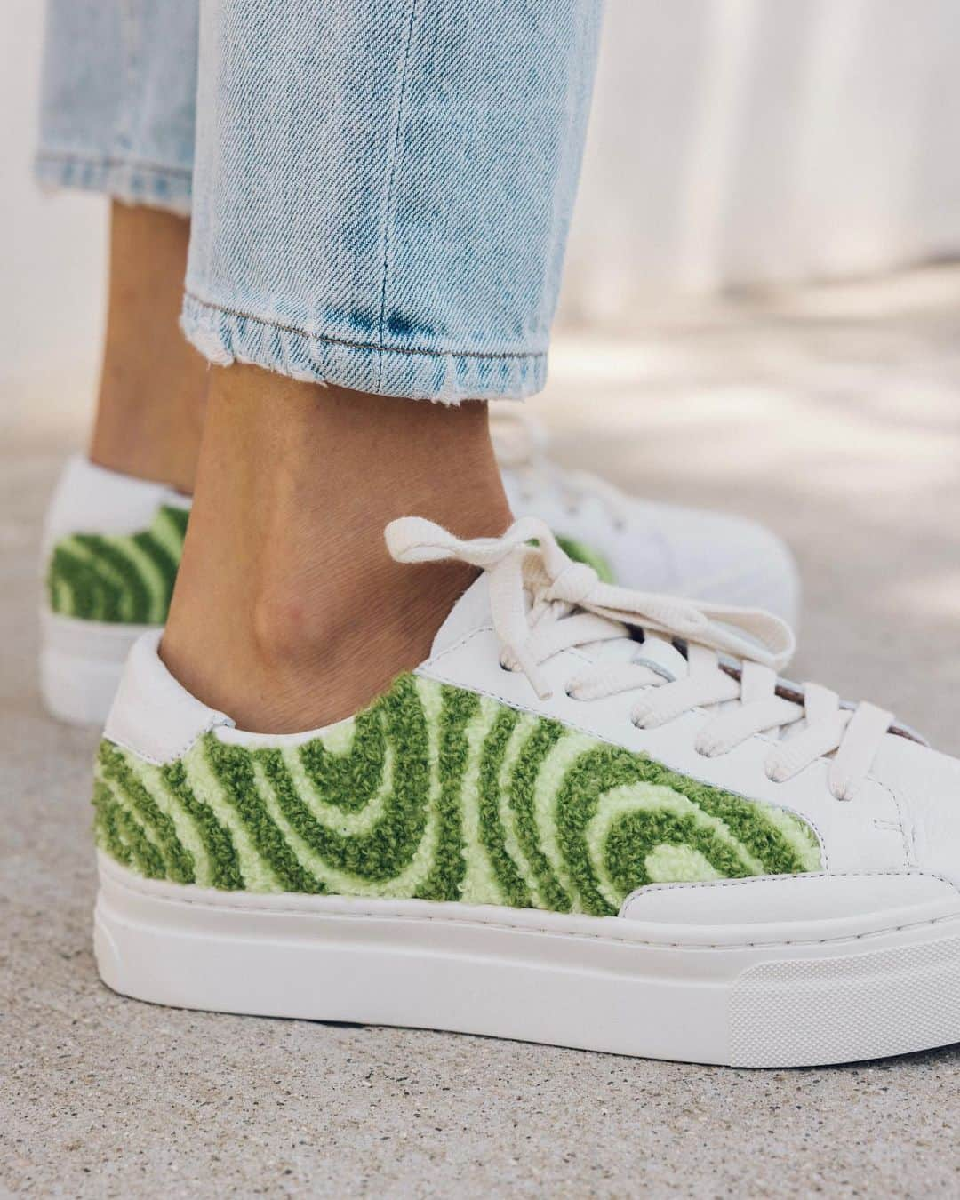 ソルドスのインスタグラム：「Take a trip in our psychedelic terry cloth platform sneakers   #sneakers #embroidery #soludos」