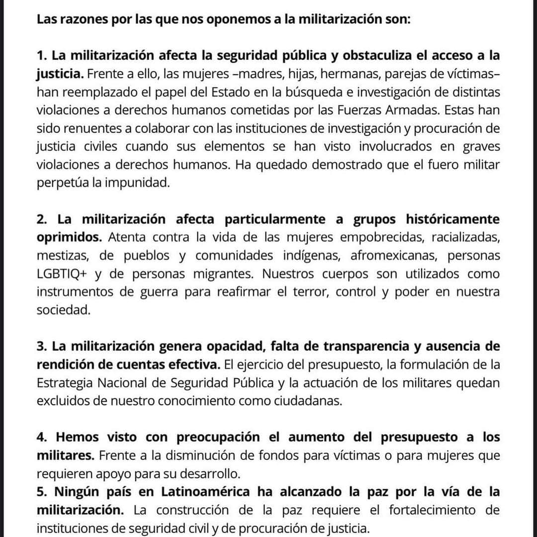 ガエル・ガルシア・ベルナルさんのインスタグラム写真 - (ガエル・ガルシア・ベルナルInstagram)「La voz de las mujeres - de cualquier edad - es la única que puede articular contundente y elementalmente lo que la militarización genera.  Esto ya está militarizado desde hace rato, compas. Es verdad que aún estando en el fondo, se puede ir más abajo. Sigue activa la sinrazón de matar para generar paz.  Y no, no podemos perpetuar esa solución que solamente “funciona” y encanta a los regímenes totalitarios.  En democracia todo tiene matices y no existe la verdad (ni la solución) única.   #NoAlaMilitarizacion  #ResistenciaFeminsta」9月7日 4時38分 - gaelgarciab