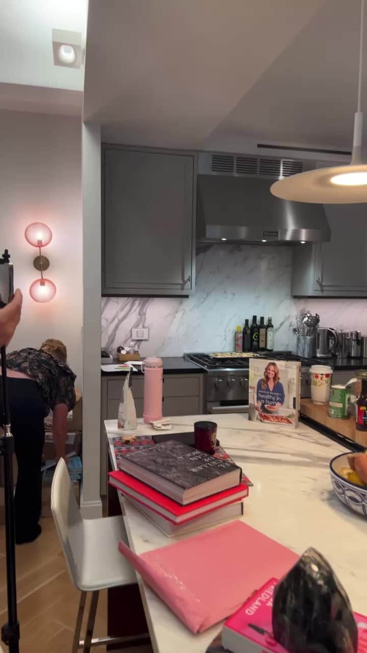 ジェニー・モレンのインスタグラム：「Live in my kitchen w @daniellewalker @dictatorlunches」